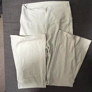 Aritzia TNA flared leggings medium